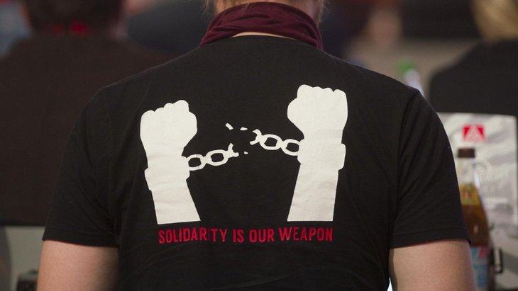 Mann mit T-Shirt "Solidarität"